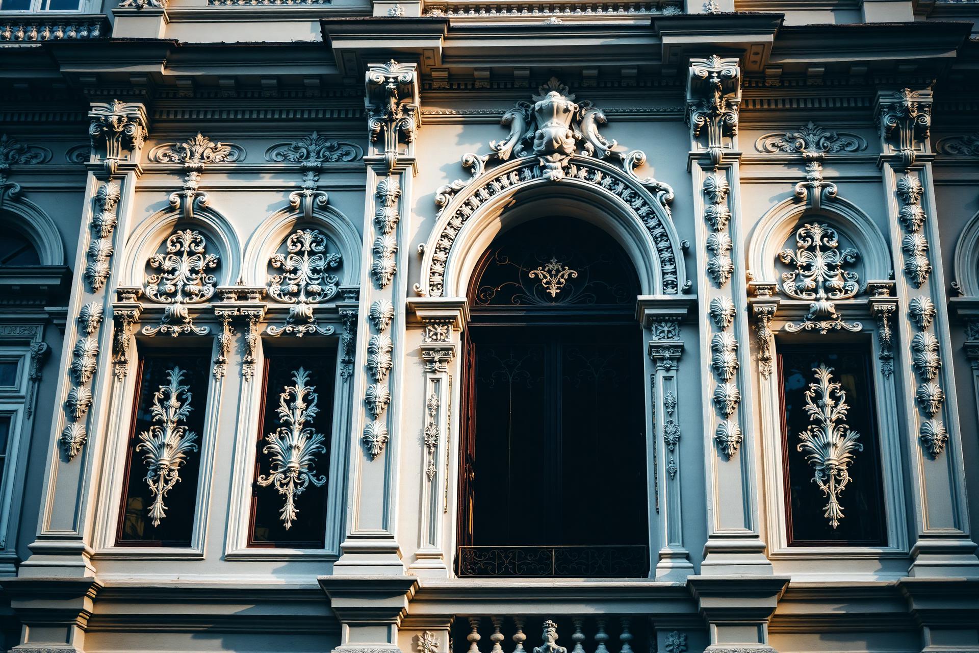 Restaurovaná historická fasáda se štukovou výzdobou